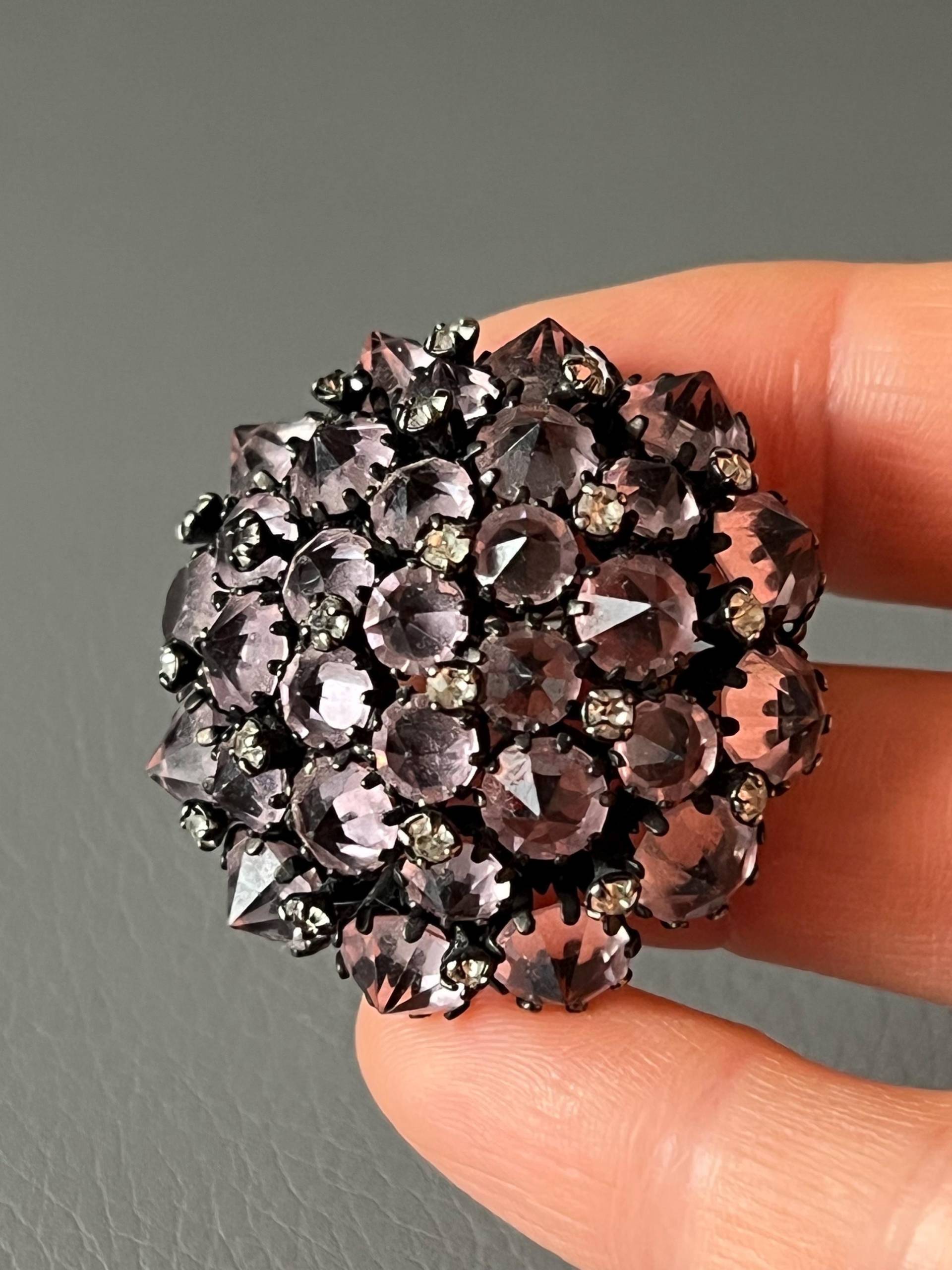 Vintage Kristall Brosche Mit Einer Umgedrehten Runden Kuppel in Smoky Farbe von NostalgiaBoutiqueR