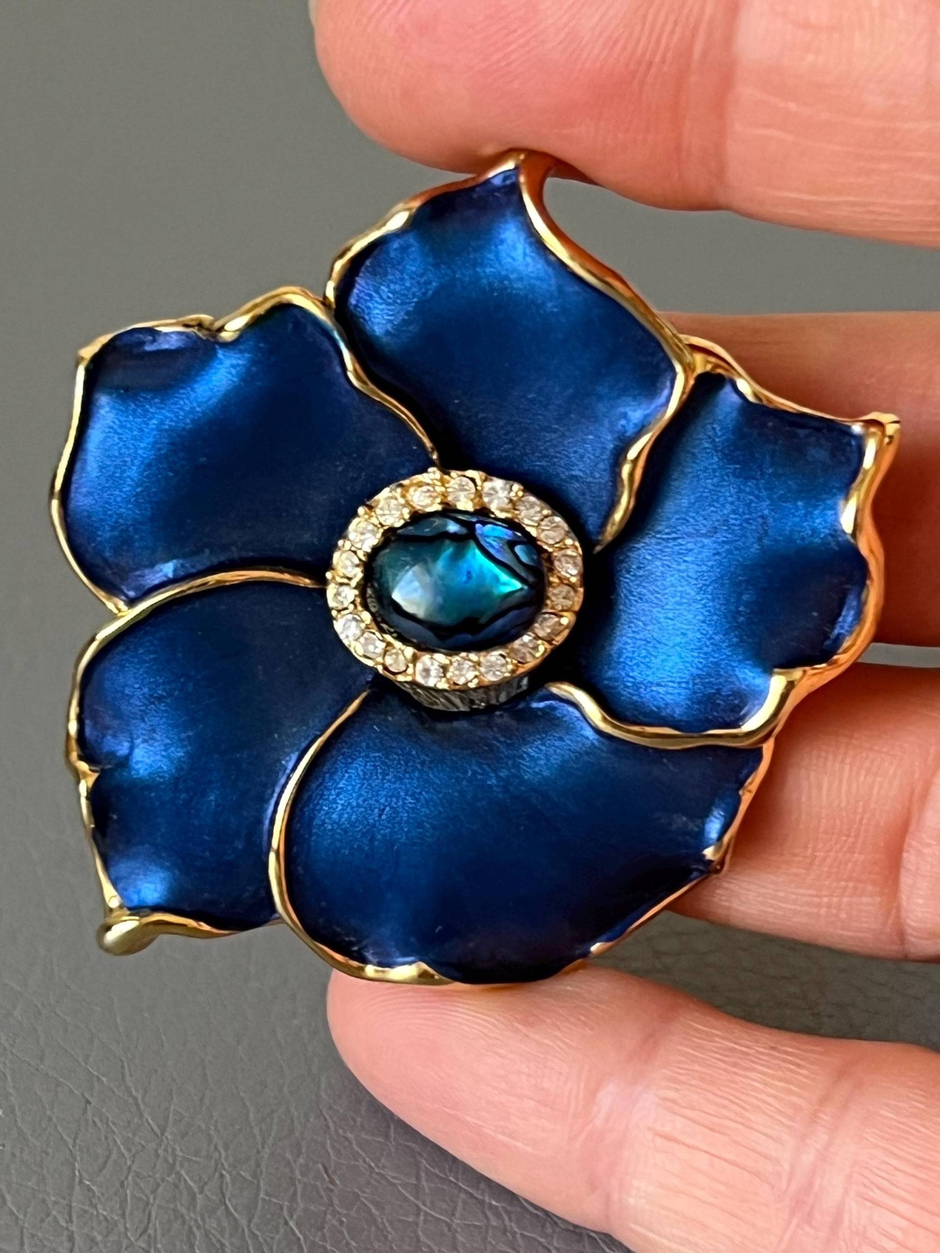 Vintage Metall Brosche Blaue Blume von NostalgiaBoutiqueR