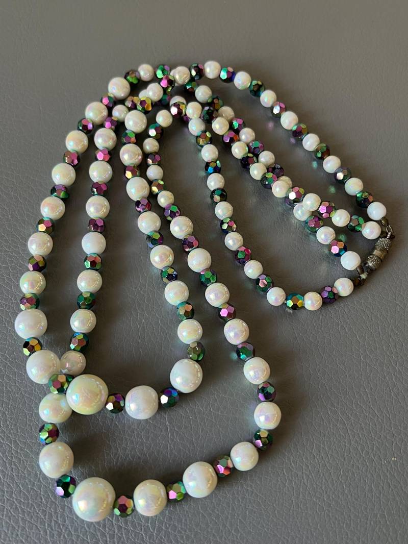 Vintage Milchglas Halskette Schillernder Doppelstrang Perlenschmuck von NostalgiaBoutiqueR