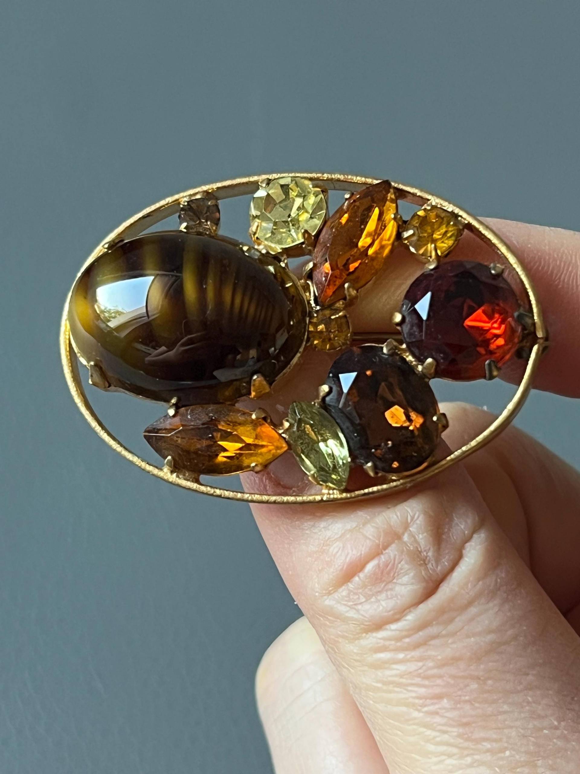 Vintage Oval Brosche Mit Achat Und Farbigen Kristallen von NostalgiaBoutiqueR