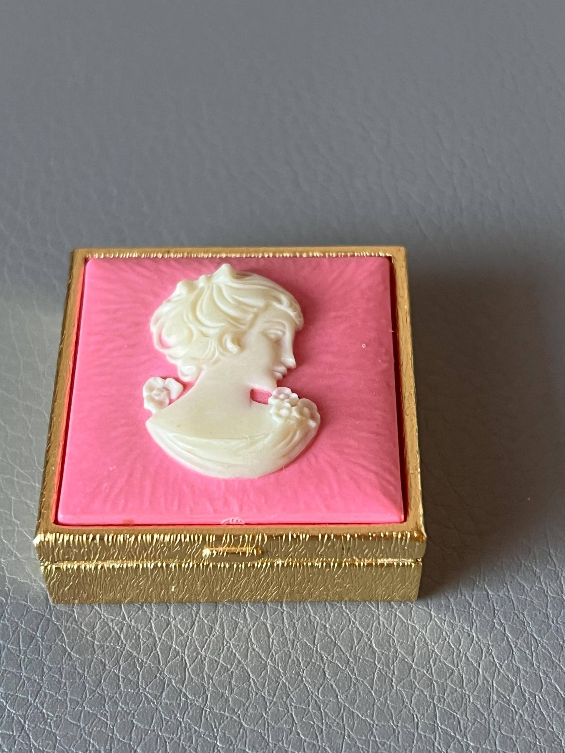 Vintage Rosa Cameo Pillendose Goldenes Etui Aus Den 1980Er Jahren von NostalgiaBoutiqueR
