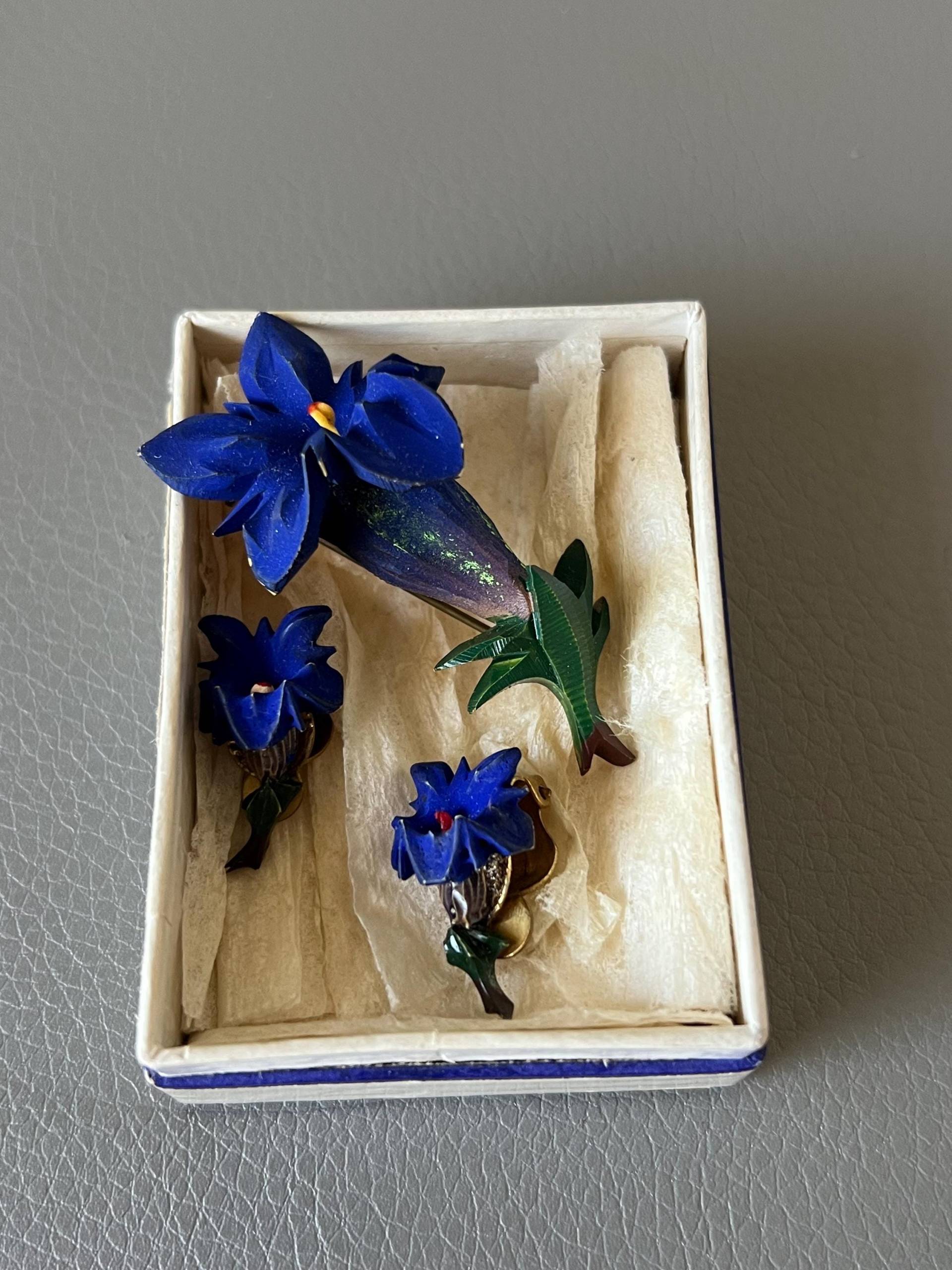 Vintage Set Geschnitzte Brosche Blaue Blume Und Clips von NostalgiaBoutiqueR