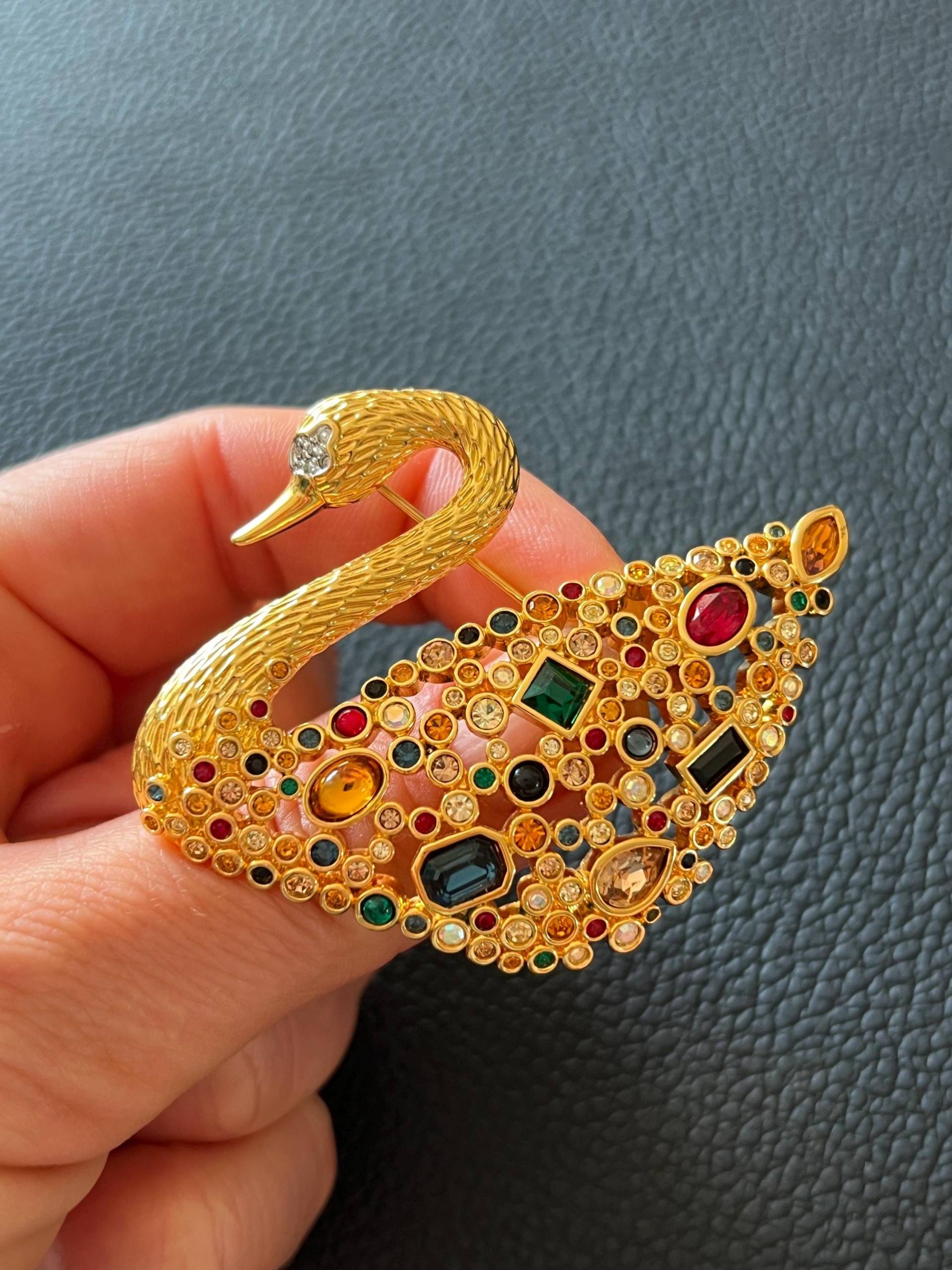 Vintage Swarovski Crystal Encrusted Swan Pin Brosche Signiert Jubiläum von NostalgiaBoutiqueR