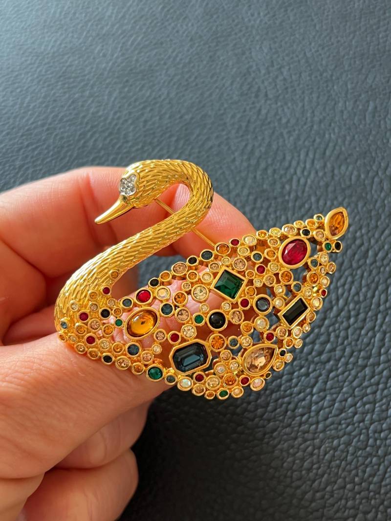 Vintage Swarovski Crystal Encrusted Swan Pin Brosche Signiert Jubiläum Vintage Swarovski Crystal Encrusted Swan Pin Brosche Signiert Jubiläum von NostalgiaBoutiqueR