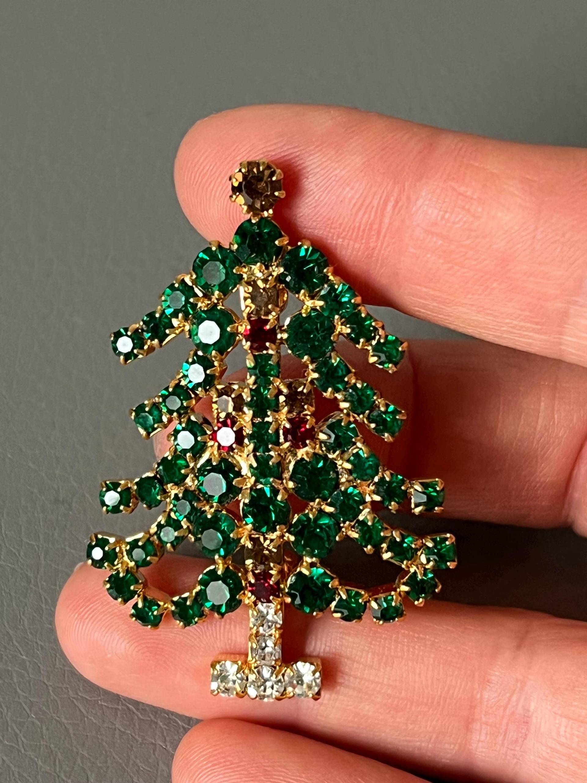 Vintage Weihnachtsbaum Brosche Mit Grünem Glas von NostalgiaBoutiqueR