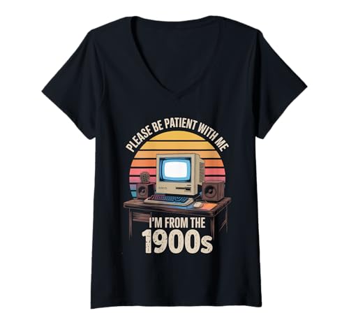 Damen Lustiger Retro Spruch Patient 1900er Vintage Computer Damen Herren T-Shirt mit V-Ausschnitt Damen Lustiger Retro Spruch Patient 1900er Vintage Computer Damen Herren T-Shirt mit V-Ausschnitt von Nostalgic Millennial Gen X Grandpa Grandma Dad Mom