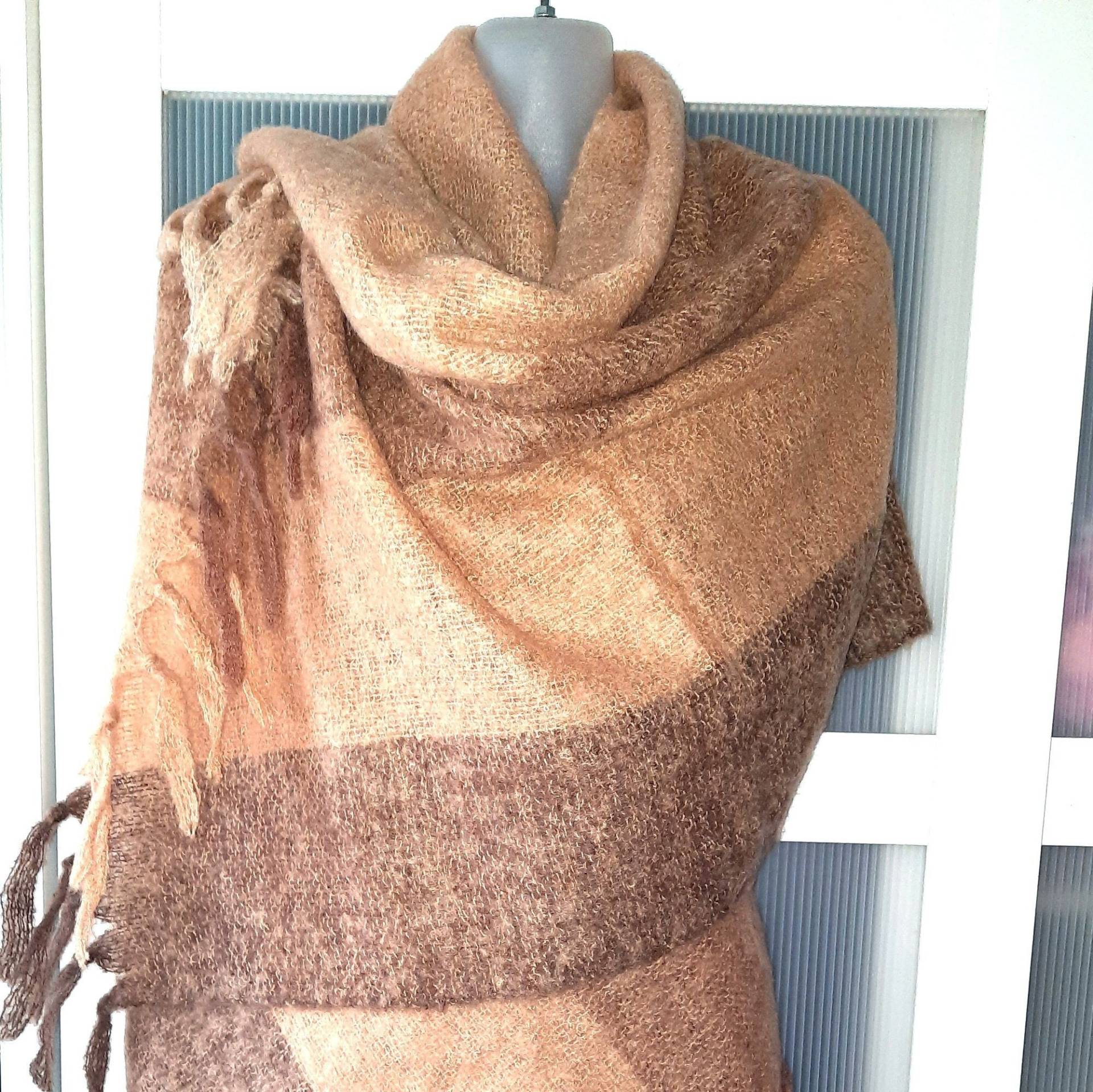 Beige Braun Decke Schal Männer Frauen Schulter Wrap Kopftuch Kariert Stuhlbezug Warm Winter Überwurf Gemütlich Weihnachten Einzigartige Geschenke von NostalgicByLiliya