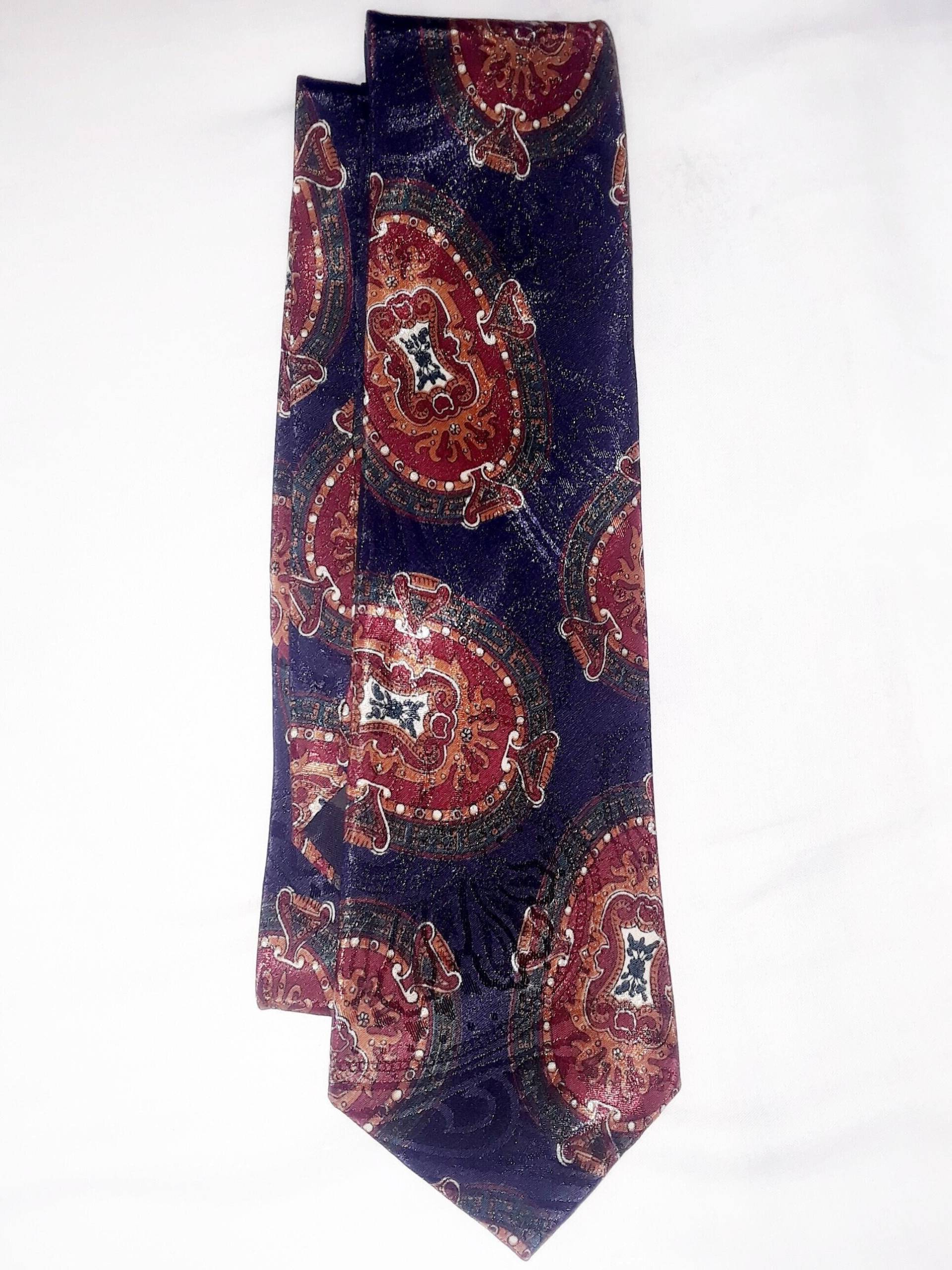 Navy Blaue Grenadier Krawatte Roter Paisley Blumen Print Navy Blaue Grenadier Krawatte Roter Paisley Blumen Print von NostalgicByLiliya