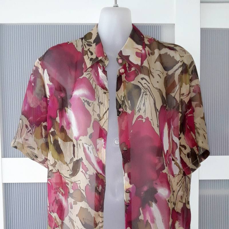 Vintage Seidenchiffon Bluse Rosa Blumenmuster, Plissee Designer Shirt | xl von NostalgicByLiliya