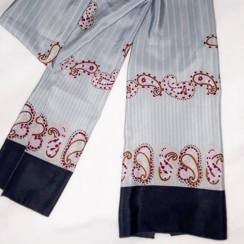 Vintage Seidenschal Graues Paisley-Design, Nackenwickel Stirnband, Haargummi von NostalgicByLiliya