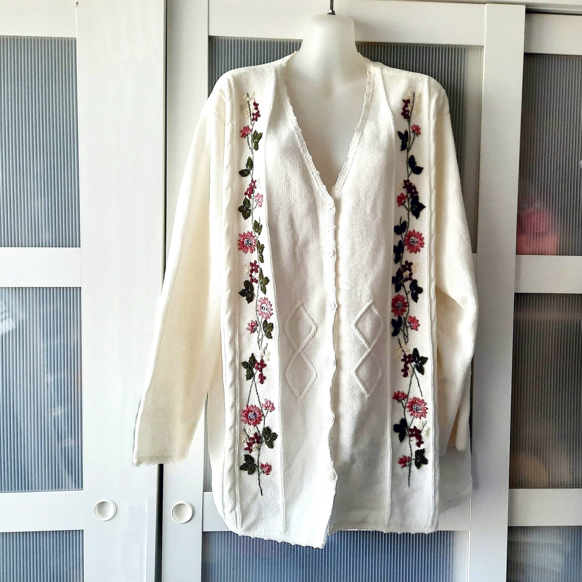 Weisser Pullover-Cardigan, Gestrickt, Handbestickt, Mit Perlen Verziert, Blumen-Blazer-Jacke, Große Übergröße, Damen, Rosa, Lila Blumen von NostalgicByLiliya