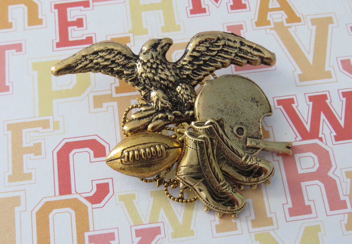 Adler Fußball Pin 24 Karat Gold Platte Oder Oxidiert Matt Silber Sport Spieler Football-Helm Stollen Pg293/Ps240 von NostalgicCharm