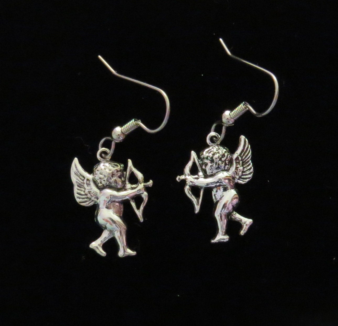 Amor Ohrringe 24 Karat Gold Plate Oder Antiqued Silver Engel Cherub Schießt Seinen Pfeil Eg521/Es458 von NostalgicCharm