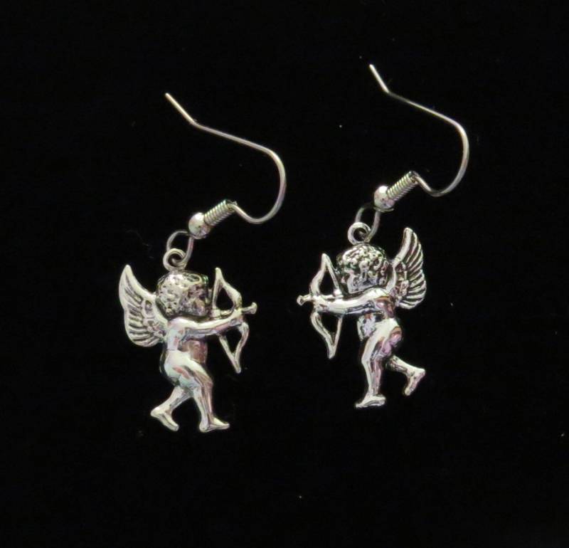 Amor Ohrringe 24 Karat Gold Plate Oder Antiqued Silver Engel Cherub Schießt Seinen Pfeil Eg521/Es458 von NostalgicCharm