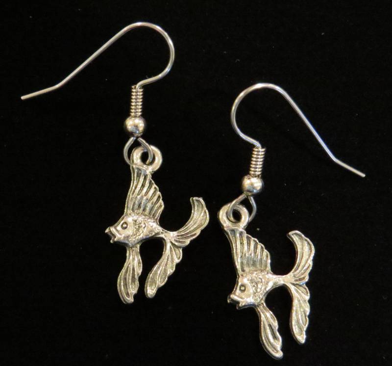 Angelfisch Ohrringe Antik Bleifrei Zinn Engel Fisch Strand Urlaub Ozean Meer Tropisch Es508 von NostalgicCharm