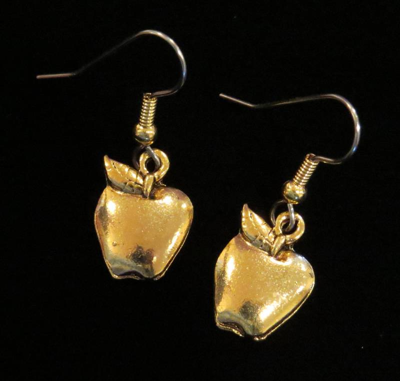 Apfel Ohrringe Gold Plate Golden Delicious Äpfel Schule Lehren Geschenk Obstgarten Grandma Smith Honig Chips Mcintosh Fresh Picked Eg593 von NostalgicCharm