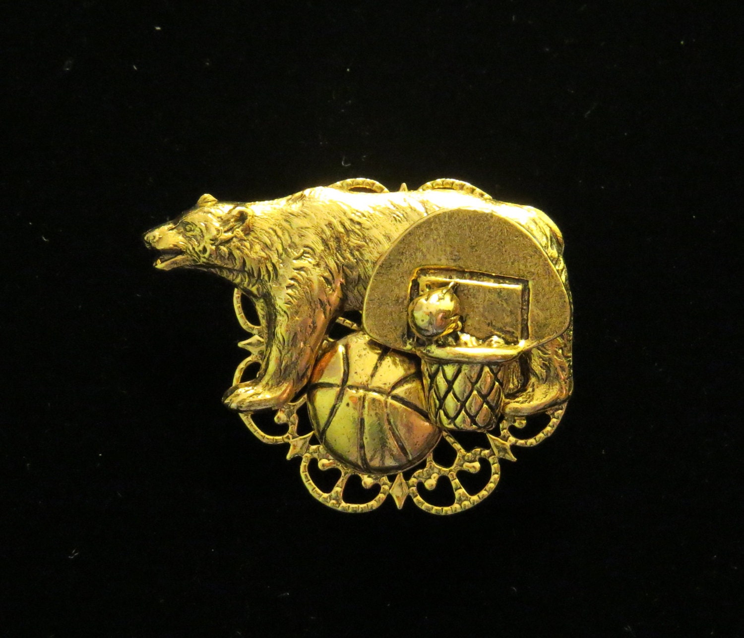 Bär Basketball Pin Grizzly 24 Karat Gold Platte Bären Hoops Sport Mama Fan Geschenk Pg231 von NostalgicCharm