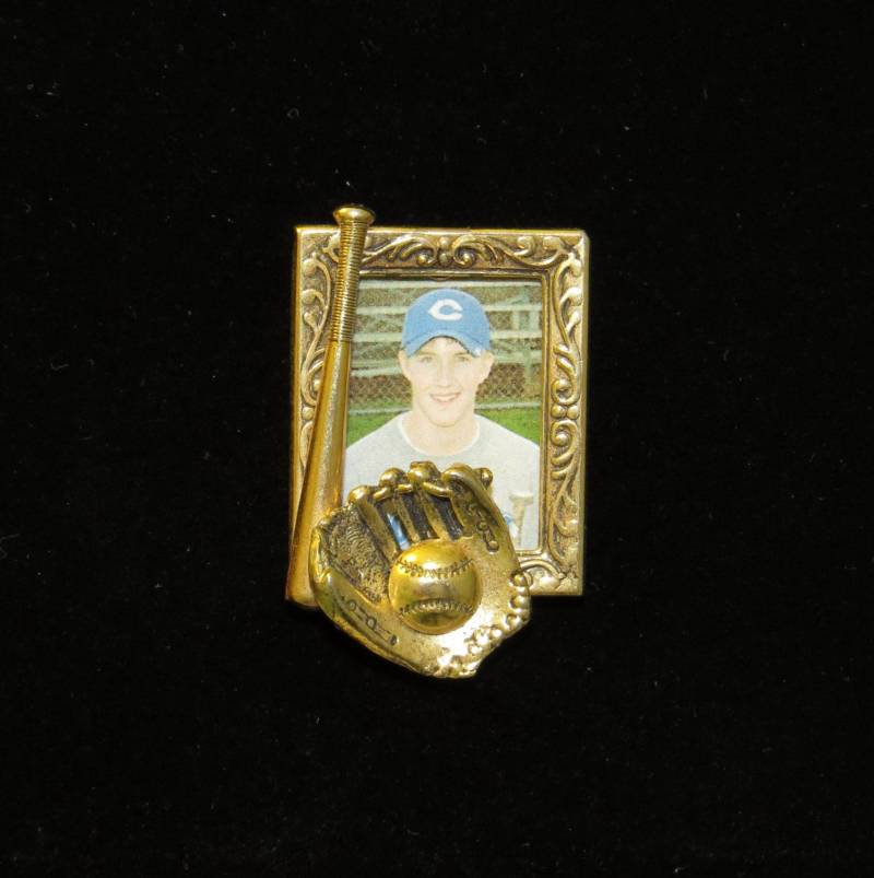Baseball Softball Playball Sport Foto Pin Brosche 24 Karat Gold Platte Oder Silber Und Oxidierte Matte Pg118/Ps064 von NostalgicCharm