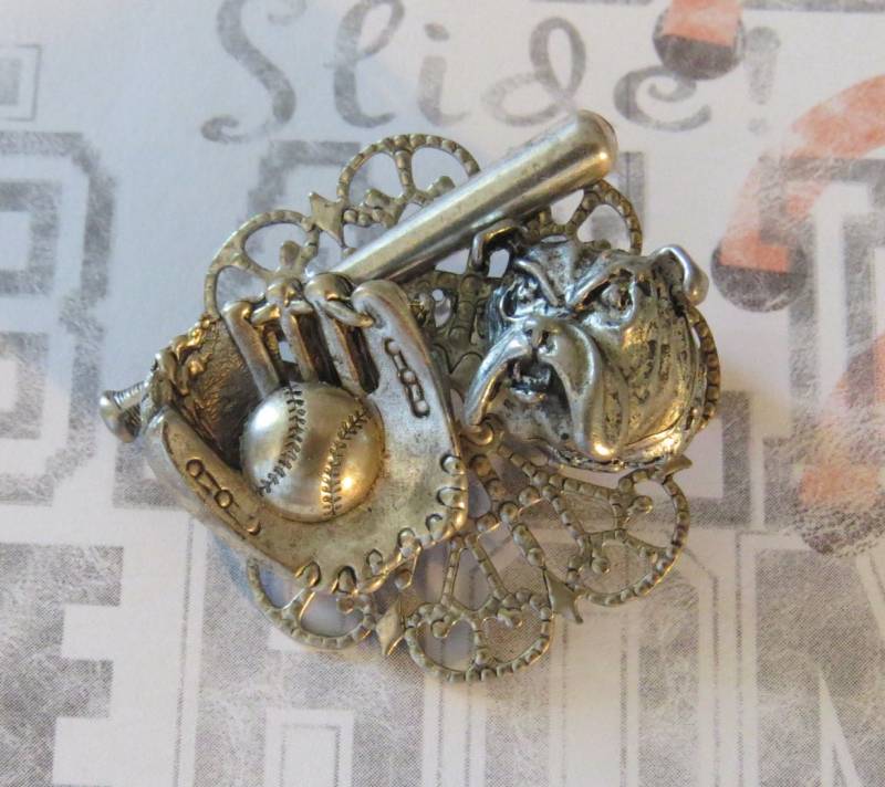 Bulldogge Baseball Softball Sport Pin Brosche Oxidiert Matt Silber Und Platte Mama Geschenk Who Let The Dogs Out Ps277 von NostalgicCharm