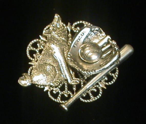 Coyote Husky Baseball Pin 24 Karat Gold Platte Oder Oxidierte Matte Silber Softball Ball Fledermaus Handschuh Pg347/Ps200 von NostalgicCharm