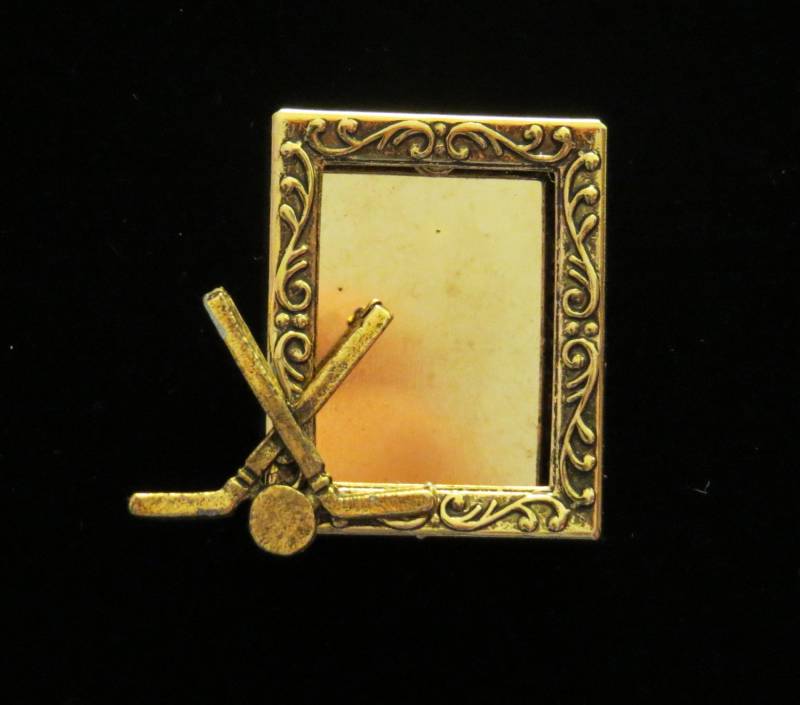 Eishockey-Puck Und Sticks Foto Pin Brosche 24 Karat Goldplatte Oder Oxidiert Matt Silber Platte Pg250/Ps192 von NostalgicCharm