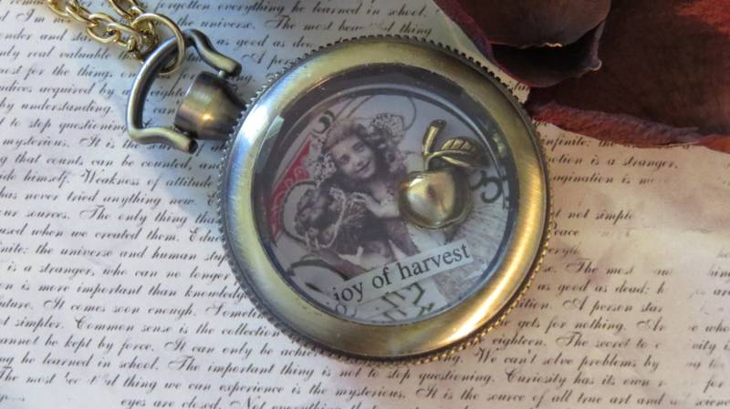 Ernte Apple Verändert Pocket Watch Halskette 24 Karat Goldplatte Kette Und Messing Fall Eines Eine Art Geschenk Schmuck Pw001 von NostalgicCharm