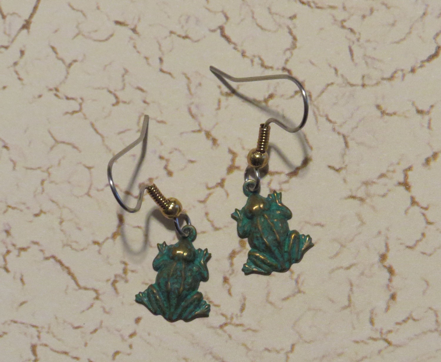Frosch Ohrringe Verdi Grün Patina Auf Messing Frösche Polliwogs Toad Bull Frog Tad Pole Amphibian Eg300G von NostalgicCharm