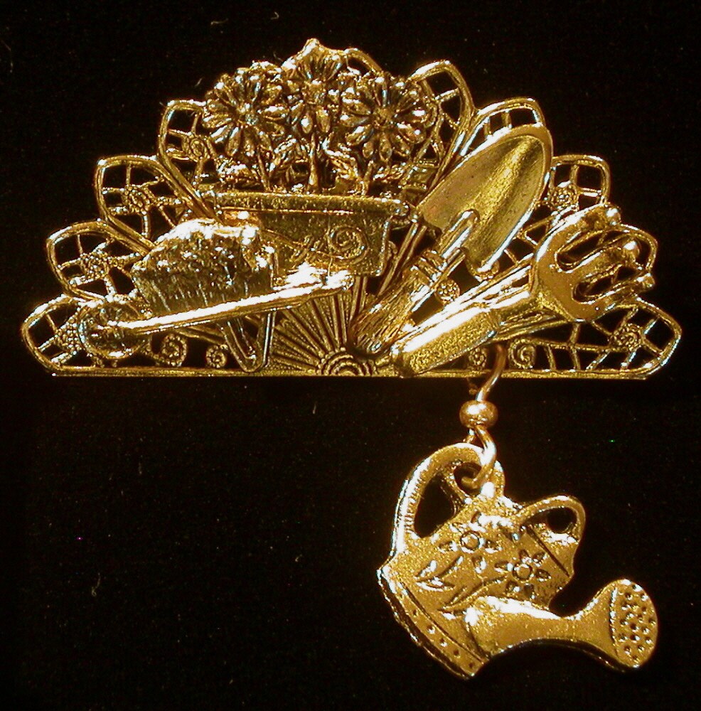 Garten-Brosche Mit Baumelnden Gießkanne 24 Karat Gold Platte Schubkarre Gärtner Geschenk Blumen Gemüse Pg069C von NostalgicCharm
