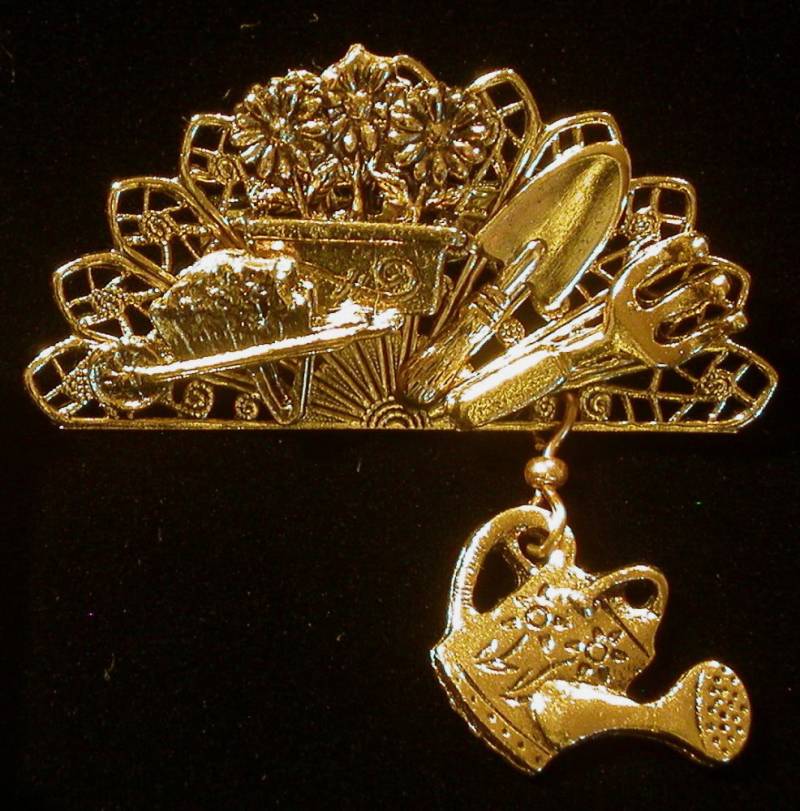 Garten-Brosche Mit Baumelnden Gießkanne 24 Karat Gold Platte Schubkarre Gärtner Geschenk Blumen Gemüse Pg069C von NostalgicCharm