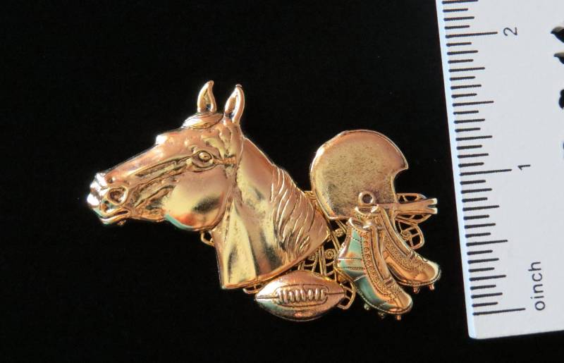 Hengstfohlen Fußball Pin Brosche 24 Karat Goldplatte Oder Oxidiert Matt Silber Helm Stollen Pferd Mama Arm Chair Quarterback Pg381/Ps286 von NostalgicCharm