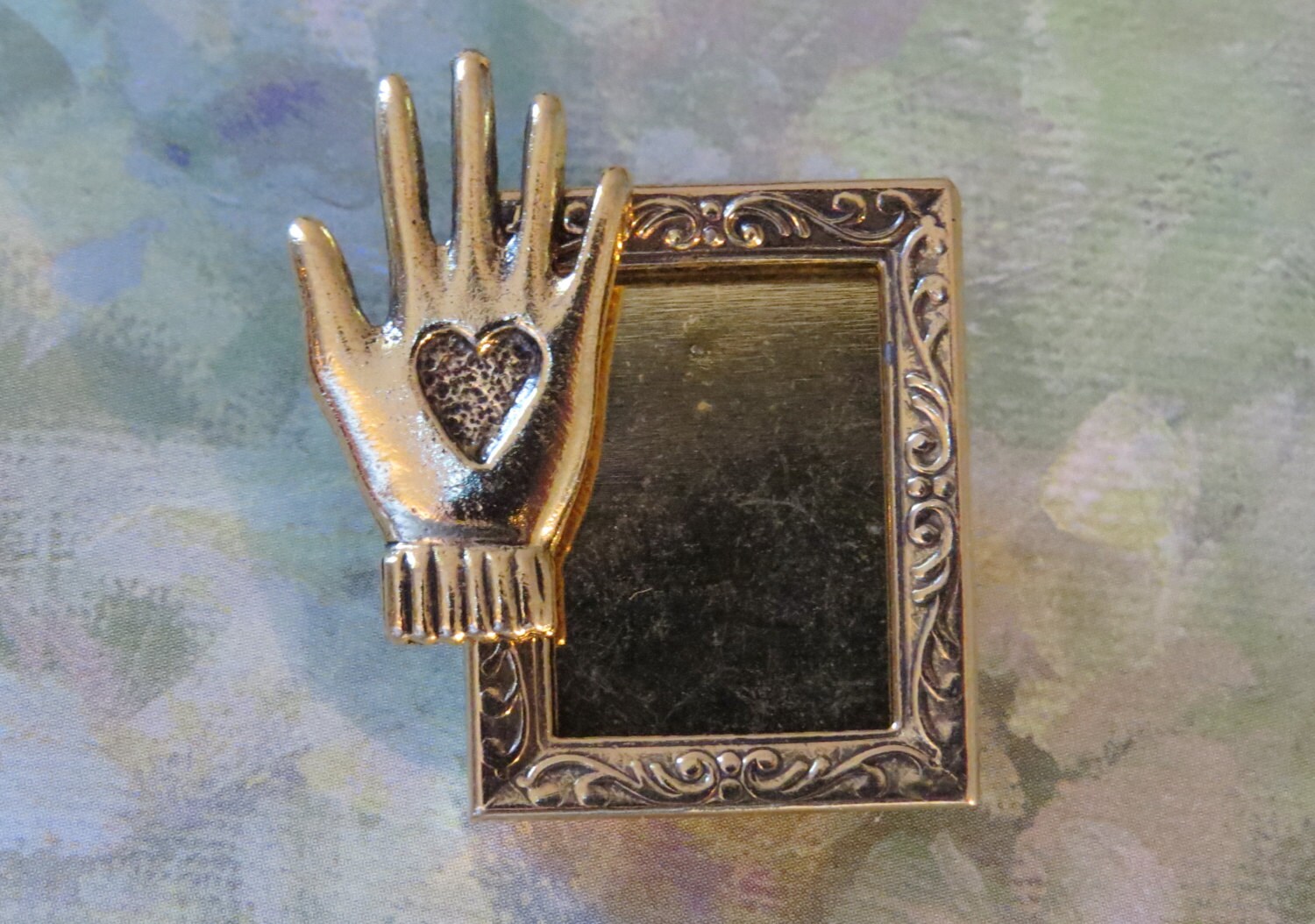 Herz in Der Hand Foto Rahmen Pin Brosche Liebevolle 24 Karat Goldplatte Personalisieren Mit Ihrem Helfen Geschenk Helfer Zu Ehren Pg316 von NostalgicCharm