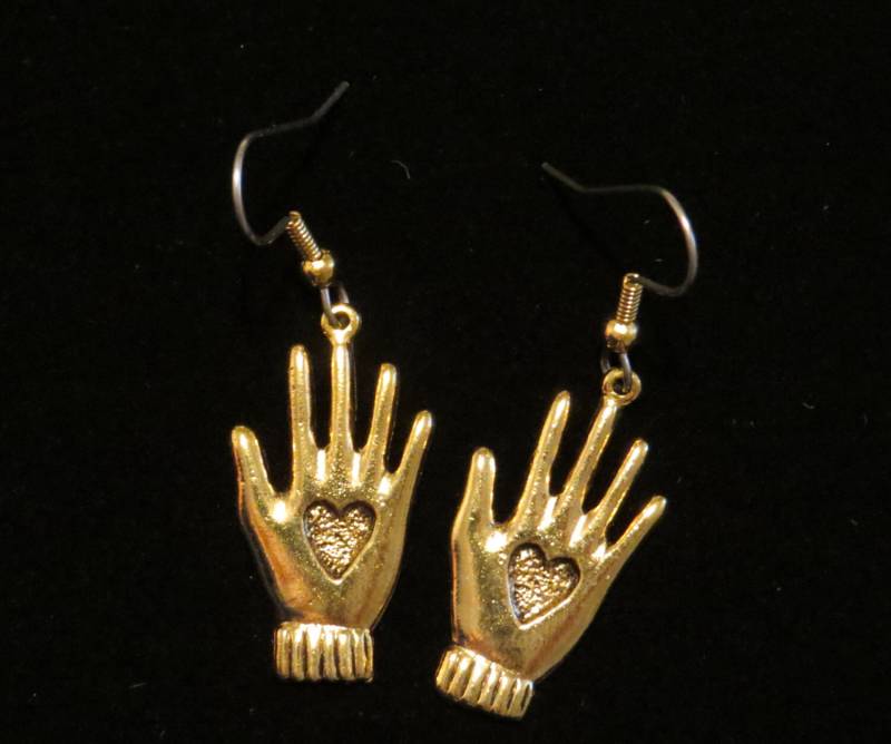 Herz in Hand Ohrringe 24 Karat Gold Platte Herzen Hände Helfer Masseuse Massage Care Giver Liebevolles Geschenk Eg327 von NostalgicCharm