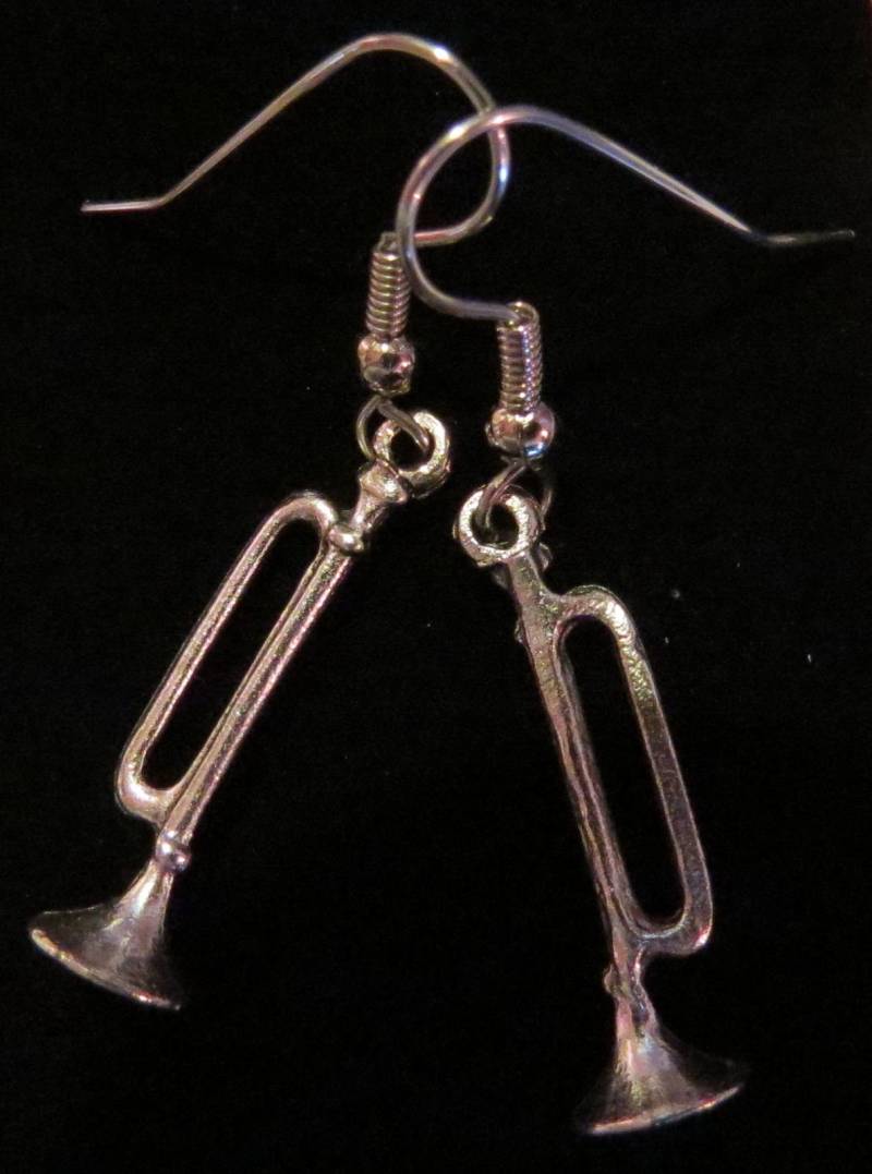 Horn Trompete Ohrringe Oxidiert Matt Silber Musiklehrer Band Symphonie Orchester Es432 von NostalgicCharm