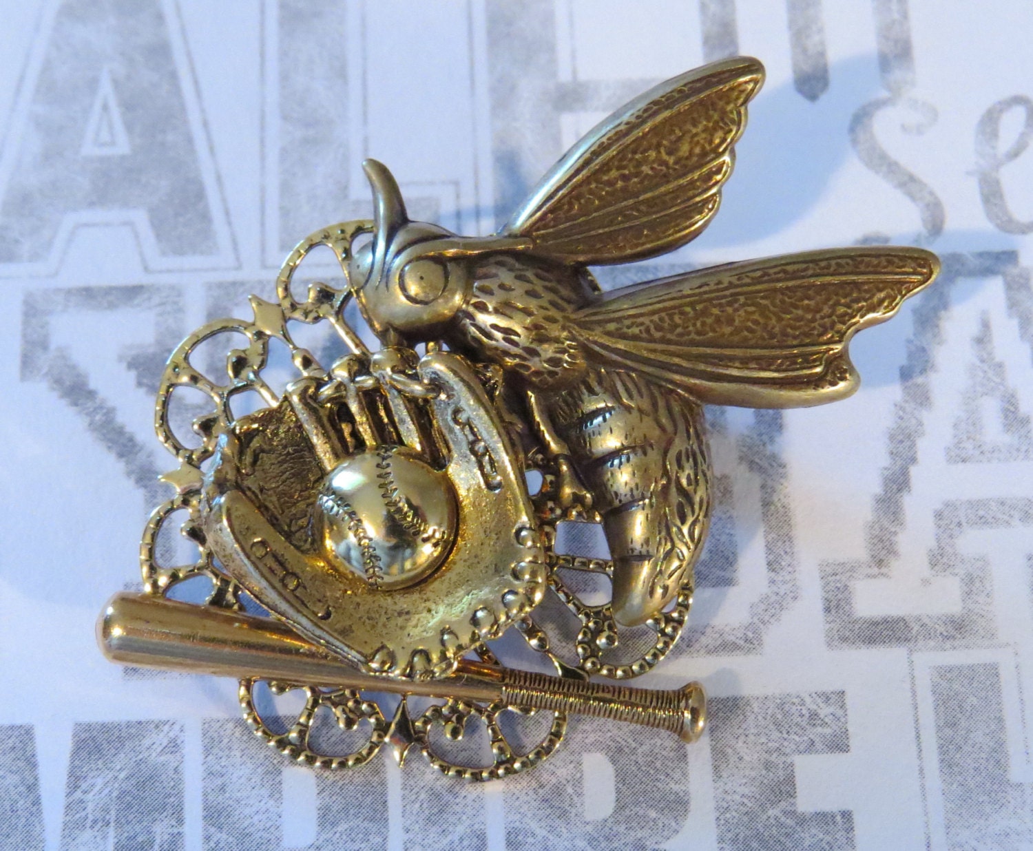 Hornisse Baseball Pin Bee 24 Karat Gold Platte Softball Handschuh Ball Fledermaus Mom Geschenk Pg349 von NostalgicCharm
