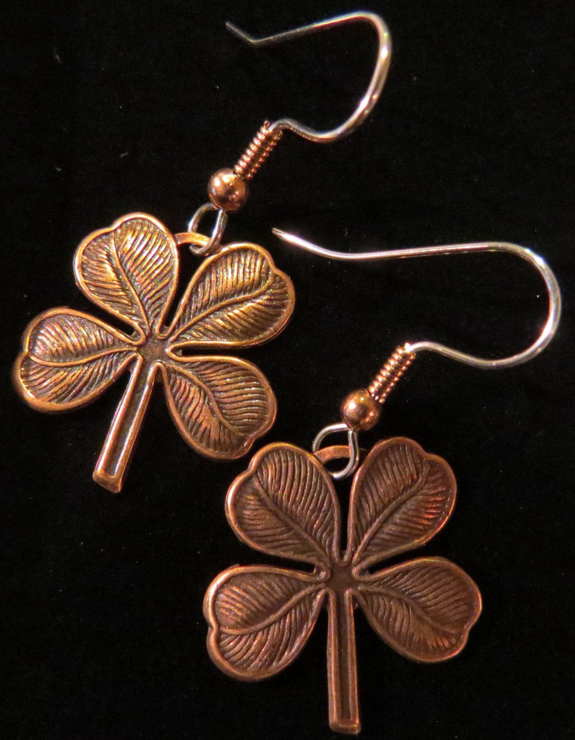 Kleeblatt Ohrhänger Kupfer Saint Paddys Day Vierblättrige Klee St. Patricks Ec034 von NostalgicCharm