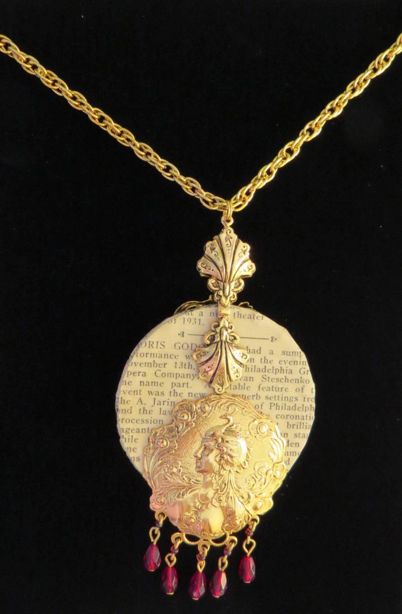 Lady Kosmetikspiegel Mischtechnik Halskette Goldplatte Rubinrot Buch Seite Frau Mit Pfau Kopfschmuck 1 Eine Art Verändert Kunst Geschenk Ng113 von NostalgicCharm