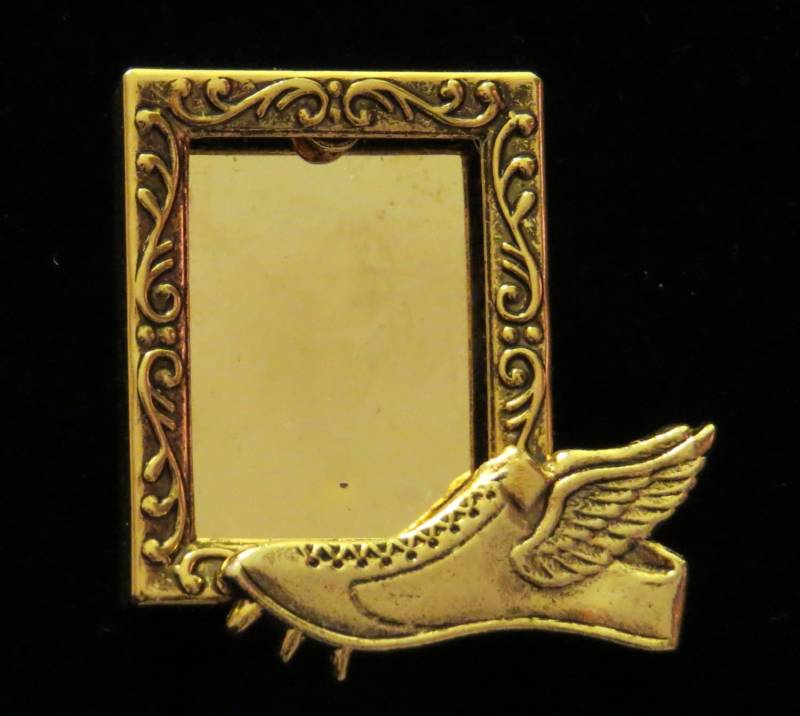 Langläufer, Fliegender Schuh, Fotorahmen, Pin, Brosche, 24 Karat Goldplatte, Fügen Sie Einfach Das Besondere Foto Hinzu, Geschenk, Pg176 von NostalgicCharm