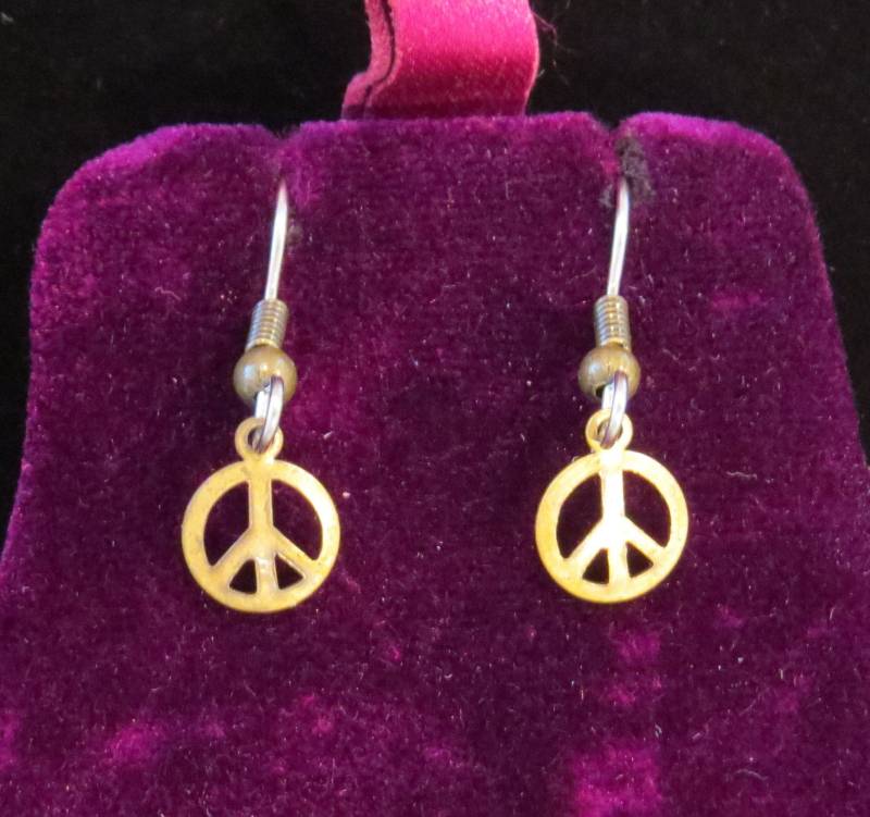 Peace-Zeichen Ohrringe Antiqued Messing Tiny Peace Liebe Glaube Und Hoffnung Eg017 von NostalgicCharm