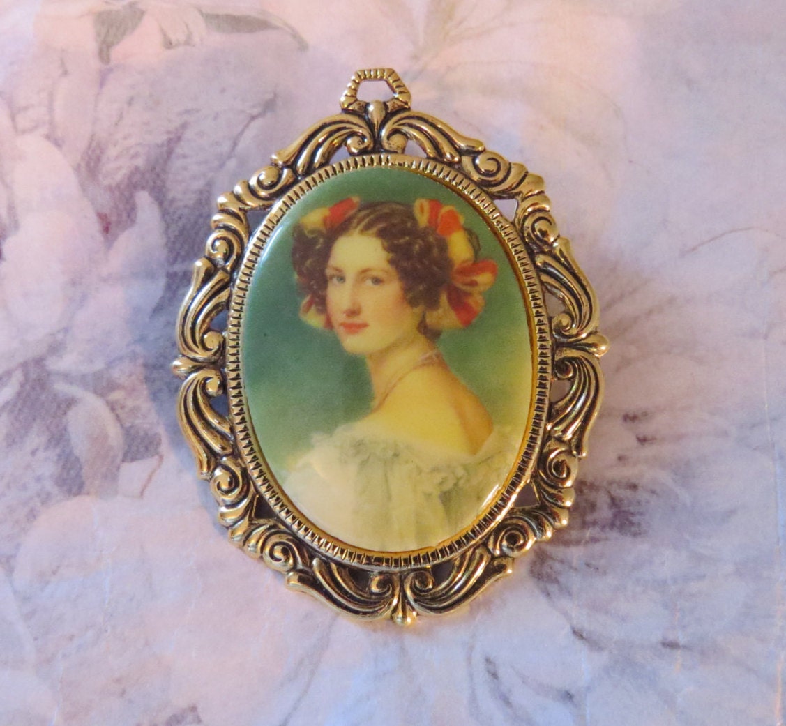Porzellan Pin Portrait Der Frau Lady Brosche 24 Karat Gold Platte Braun Haar Ungewöhnliche Seltene Ovale Geschenk Schmuck Cameo Pg326B von NostalgicCharm