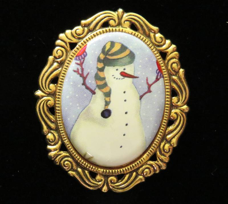 Schneemann Porzellan & Gold Platte Pin Brosche Winterurlaub Pg175/Ps125 von NostalgicCharm