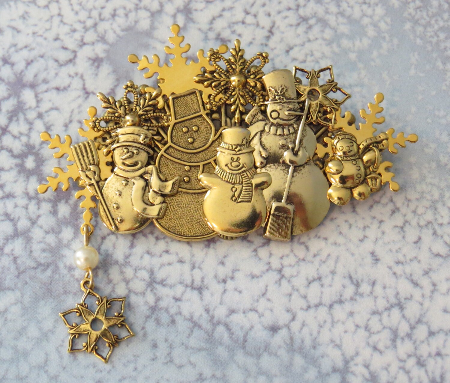 Schneemann Und Schneeflocken Winter Pin Brosche 24 Karat Gold Platte Wonderland Schnee Schneit Weihnachten Geschenk Schneemänner Schneeflocke Pg305 von NostalgicCharm