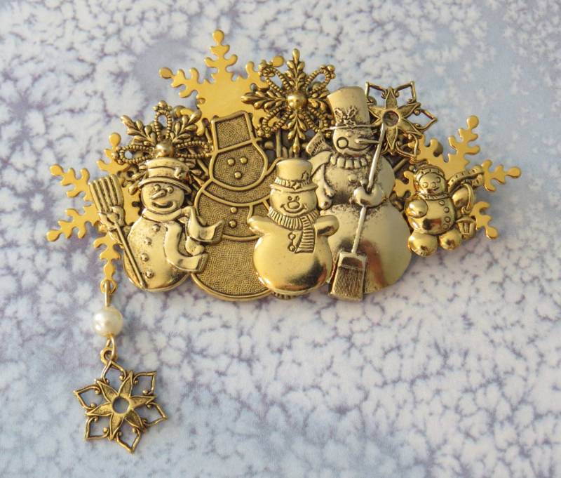 Schneemann Und Schneeflocken Winter Pin Brosche 24 Karat Gold Platte Wonderland Schnee Schneit Weihnachten Geschenk Schneemänner Schneeflocke Pg305 von NostalgicCharm