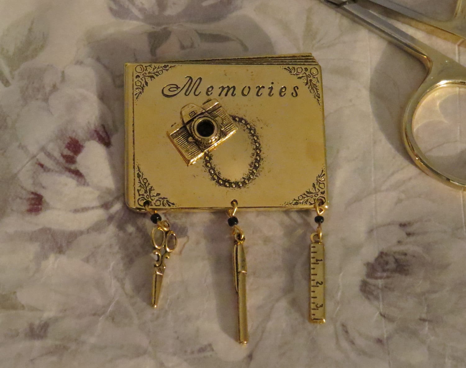 Scrapbooking Pin Brosche 24 Karat Gold Plate Papier Handwerk Sammelalben Wächter Der Erinnerungen Scrapbook Memory Halter Kreative Fotos Pg361 Scrapbooking Pin Brosche 24 Karat Gold Plate Papier Handwerk Sammelalben Wächter Der Erinnerungen Scrapbook Memory Halter Kreative Fotos Pg361 von NostalgicCharm
