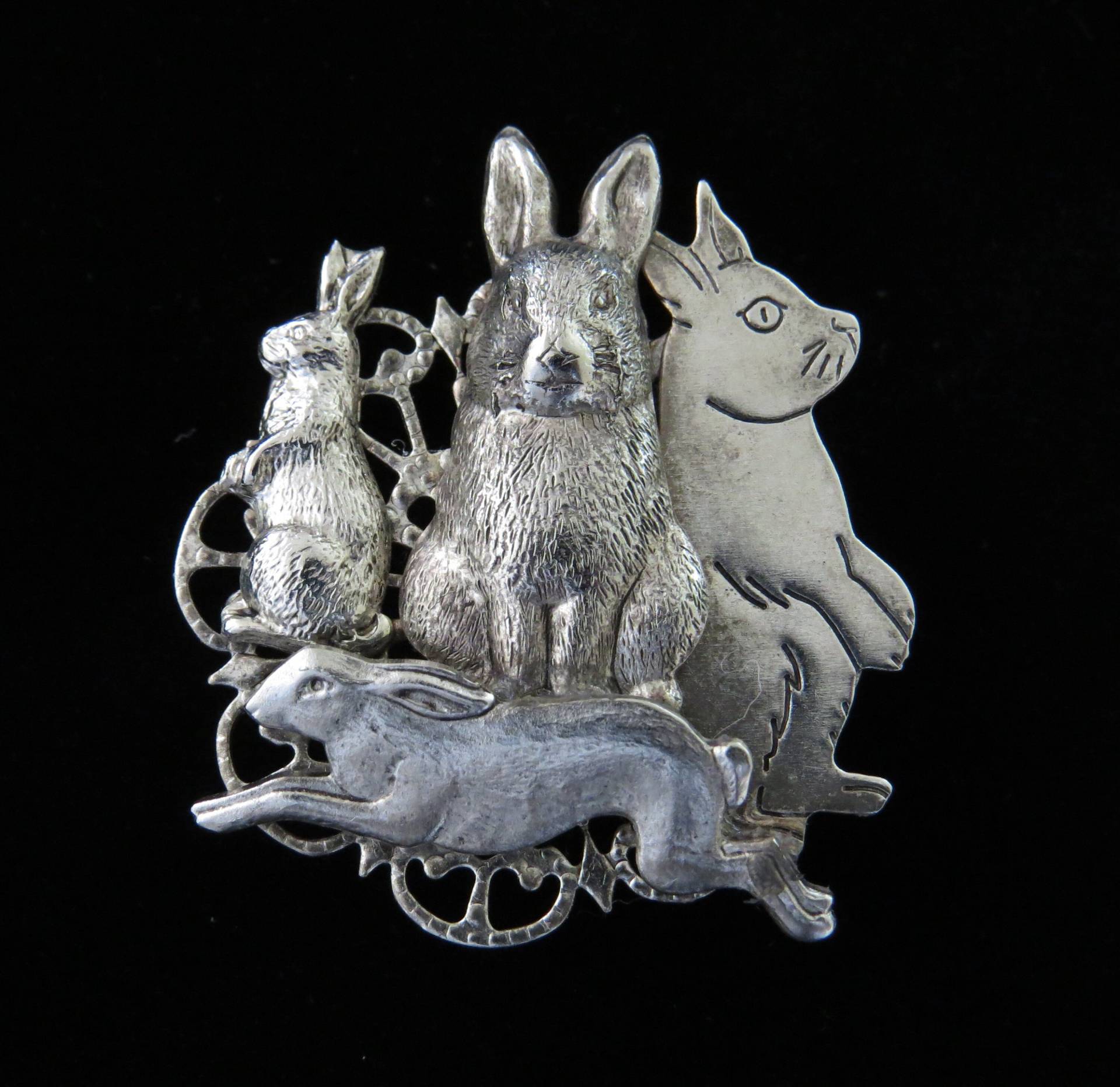 Wilder Hase Pin Brosche Osterhase Collage Silberplatte & Oxidiertes Mattsilber Ps091 von NostalgicCharm