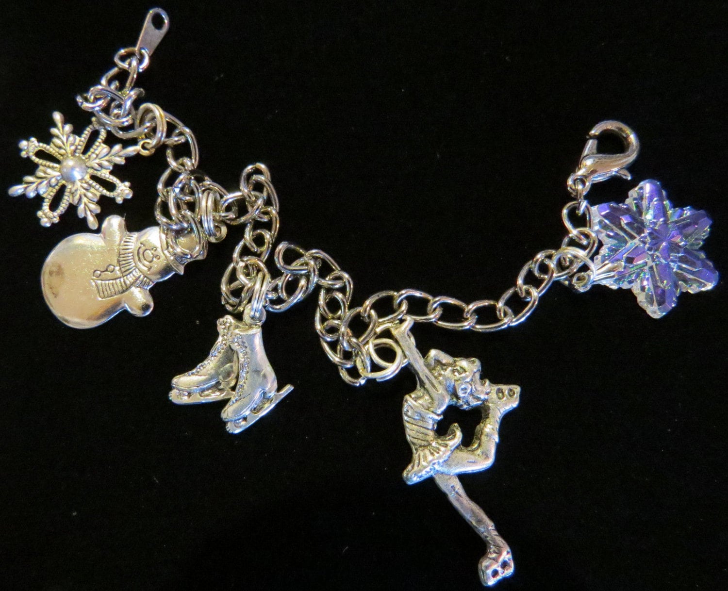 Winter Charm Armband Schneeflocke Schneemann Schlittschuhe Silberplatte/Oms Deutsch Kristall in Transluzenten Gletscher Blau 7 Und 8-Zoll-Bts028 von NostalgicCharm