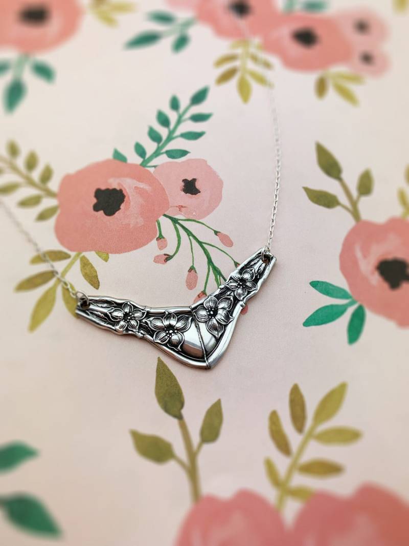 Chevron Silber Anhänger von NostalgicDevotion