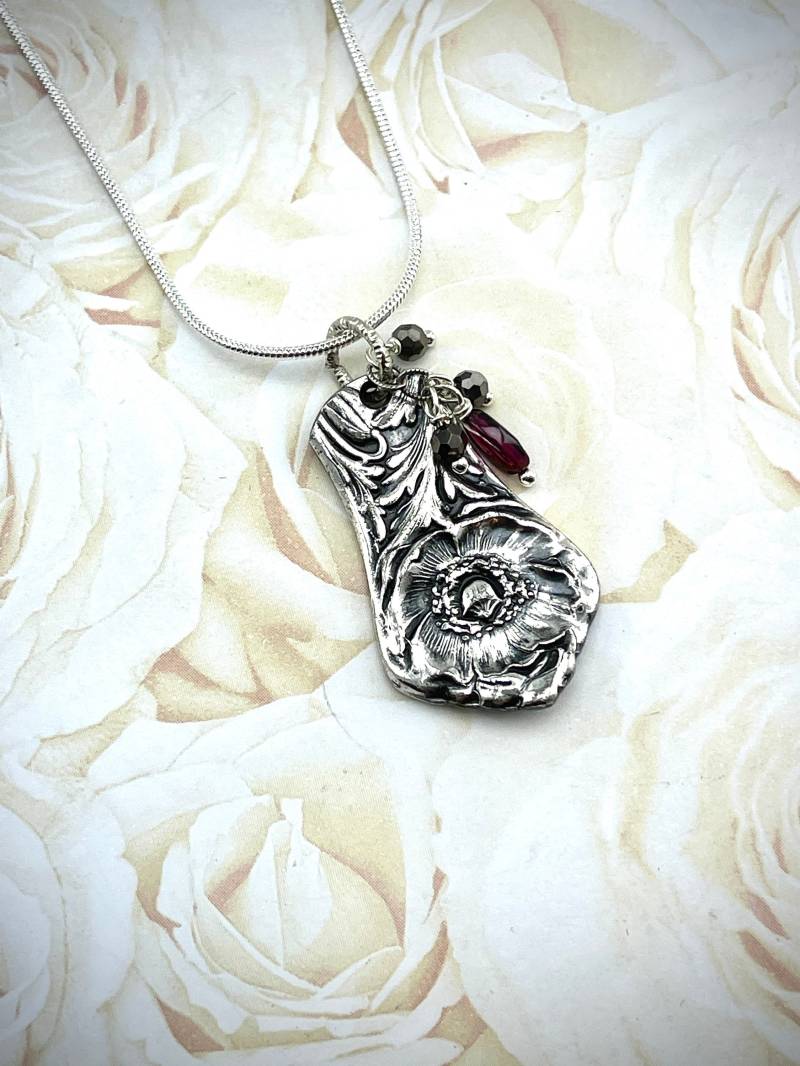 Silberschmuck Anhänger von NostalgicDevotion