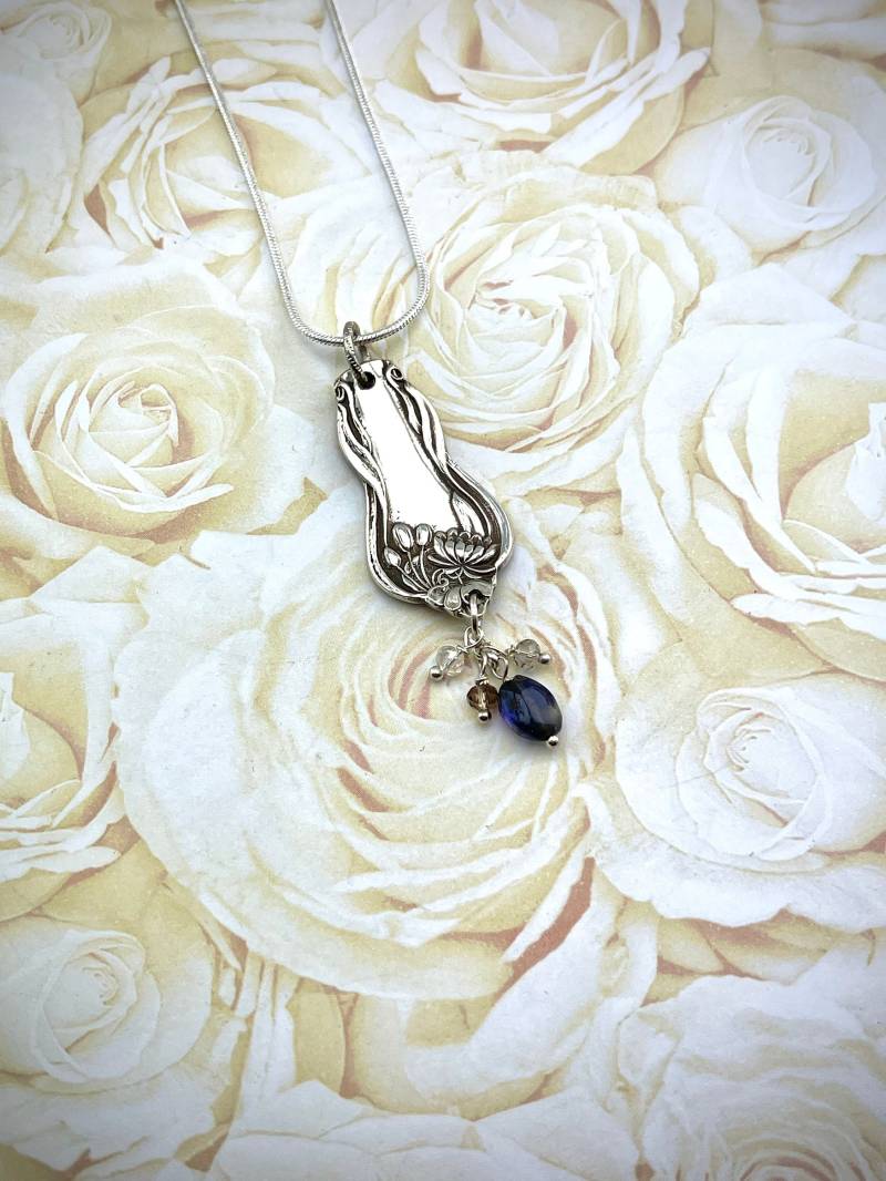 Silberschmuck Anhänger von NostalgicDevotion