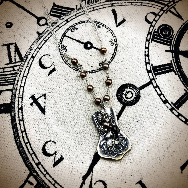 Versilberner Anhänger von NostalgicDevotion