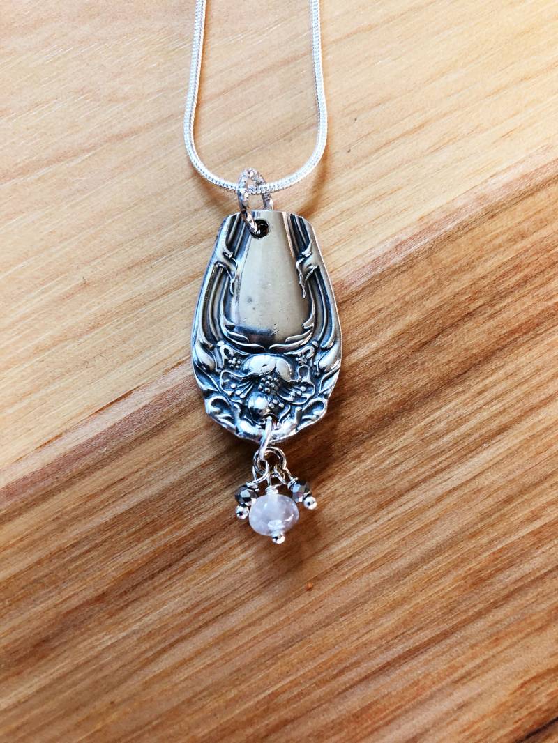 Versilberner Anhänger von NostalgicDevotion